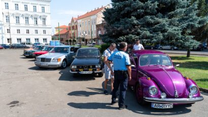 Retroparadă cu automobile de colecție la Arad