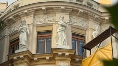 A treia statuie alegorică, dintr-un ansamblu dispărut înainte de Revoluție, s-a întors pe fațada Palatului Kunz