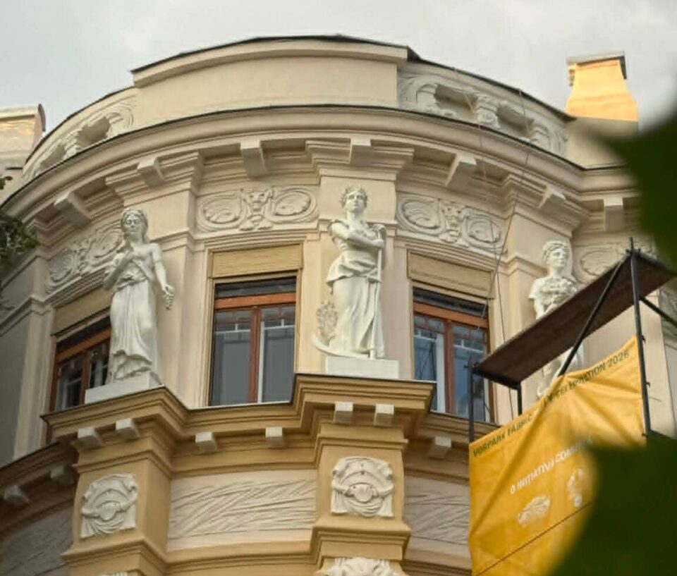 A treia statuie alegorică, dintr-un ansamblu dispărut înainte de Revoluție, s-a întors pe fațada Palatului Kunz