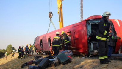 Accident grav în Ungaria: 12 persoane au murit după ce un autocar cu turiști s-a răsturnat