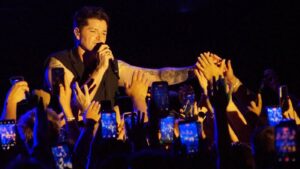Danny O’Donoghue [The Script] încurajând pe cineva din public să cânte cu el © Liviu Dumitru
