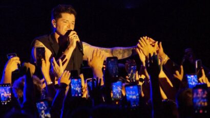 Danny O’Donoghue [The Script] încurajând pe cineva din public să cânte cu el © Liviu Dumitru