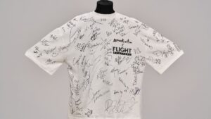 Tricou semnat de artiștii Flight Festival, scos la licitație pentru copiii de la Oncologie Pediatrică din Timișoara