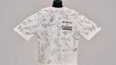 Tricou semnat de artiștii Flight Festival, scos la licitație pentru copiii de la Oncologie Pediatrică din Timișoara