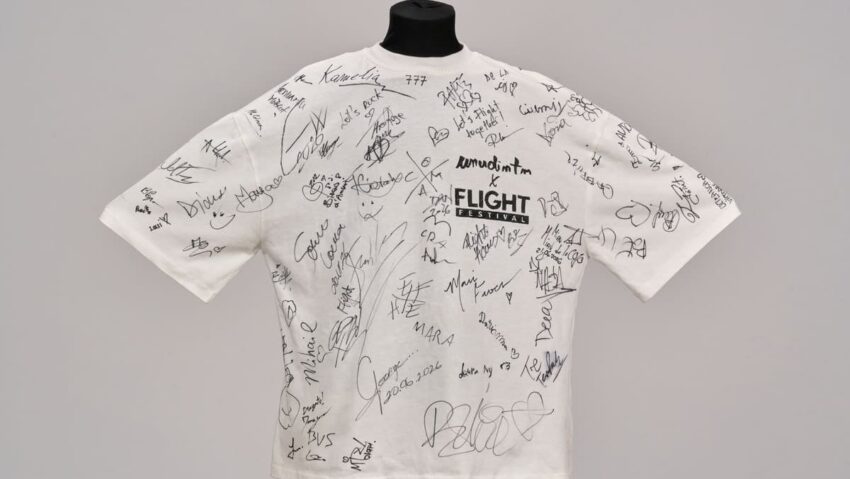 Tricou semnat de artiștii Flight Festival, scos la licitație pentru copiii de la Oncologie Pediatrică din Timișoara