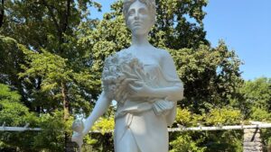 A treia statuie alegorică amplasată pe fațada Palatului Karl Kunz, în cadrul Zilelor Timișoarei