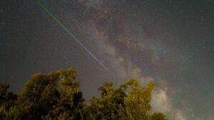 Perseidele, observate din curtea unei clădiri emblematice din Timișoara
