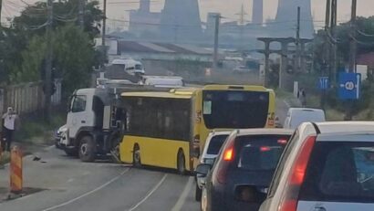 Trei persoane rănite după ce un autobuz s-a ciocnit cu un camion, la Timișoara