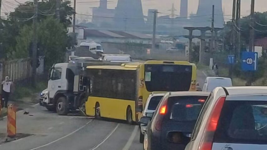 Trei persoane rănite după ce un autobuz s-a ciocnit cu un camion, la Timișoara