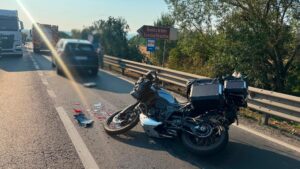 Doi răniți după un accident între o motocicletă și un autoturism, la Margina