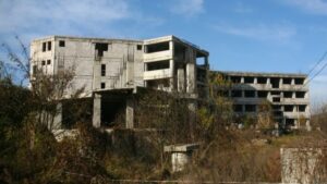 O clădire abandonată din Nădlac va fi transformată în laboratoare școlare