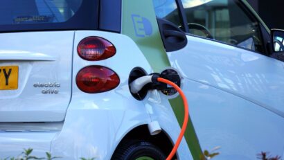Vadu Crișului face un pas spre transportul verde: două stații pentru mașini electrice, puse în funcțiune