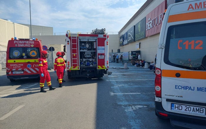 Incendiu la un mall din Deva. 370 de persoane, evacuate