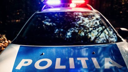 Șofer urmărit de poliție a izbit o mașină pe care a proiectat-o într-o terasă