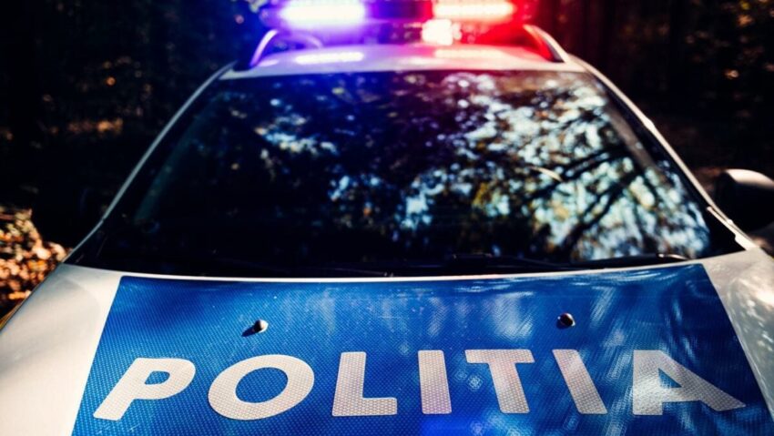 Șofer urmărit de poliție a izbit o mașină pe care a proiectat-o într-o terasă