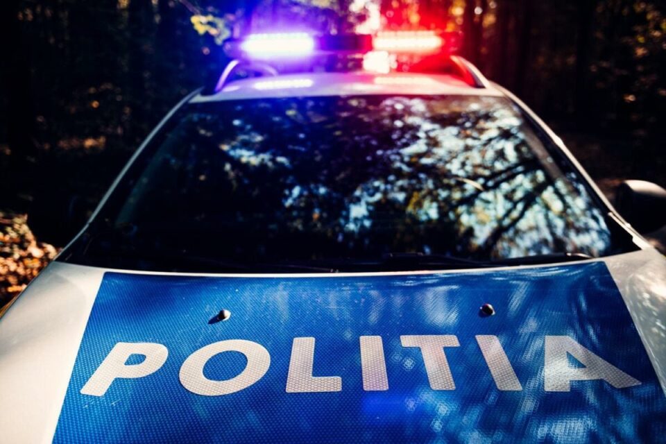 Șofer urmărit de poliție a izbit o mașină pe care a proiectat-o într-o terasă