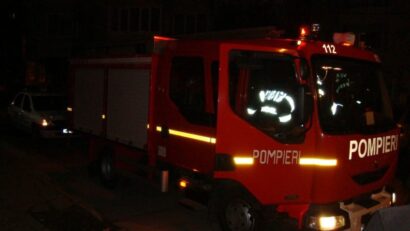 Incendiu la un complex de locuințe sociale din Săcălaz. Un bărbat a murit, iar o altă persoană a fost rănită