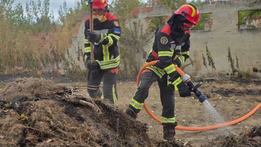 Pompierii români au început intervențiile în Serbia pentru protejarea localităților afectate de incendii