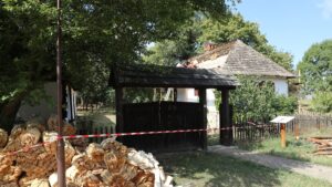 Acoperișurile unor gospodării tradiționale din Muzeul Satului Bănățean intră în restaurare