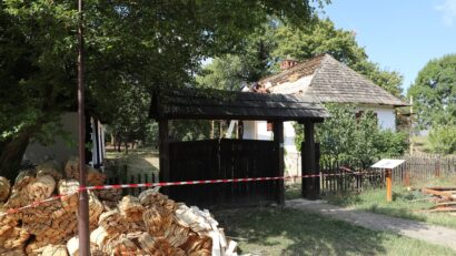 Acoperișurile unor gospodării tradiționale din Muzeul Satului Bănățean intră în restaurare