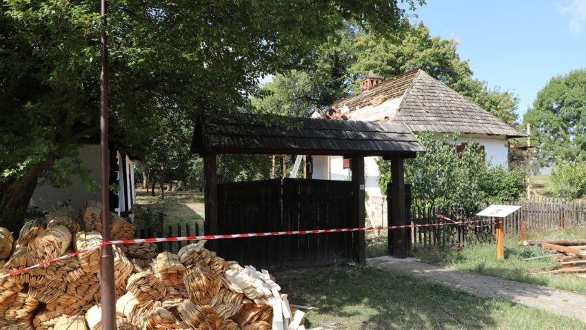 Acoperișurile unor gospodării tradiționale din Muzeul Satului Bănățean intră în restaurare