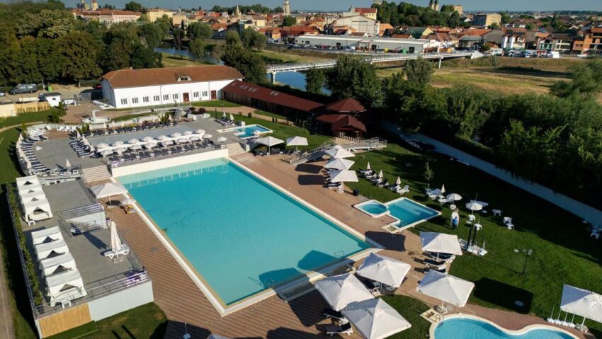 Peste 3.500 de vizitatori la Ștrandul Municipal din Lugoj. Acces restricționat temporar
