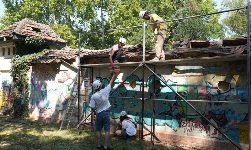Peste 100 de voluntari participă la restaurarea Bazei Uszoda din Timișoara