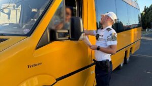 Șofer de microbuz școlar, prins băut la volan. Transporta 14 elevi
