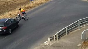 Biciclist în stare gravă la spital după ce a fost lovit de o mașină la pasajul din Curtici