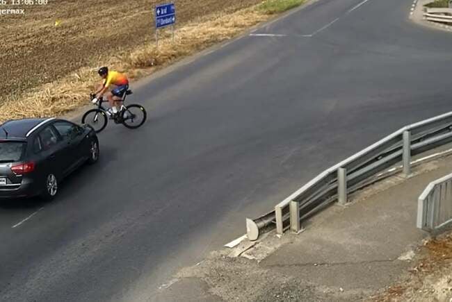 Biciclist în stare gravă la spital după ce a fost lovit de o mașină la pasajul din Curtici