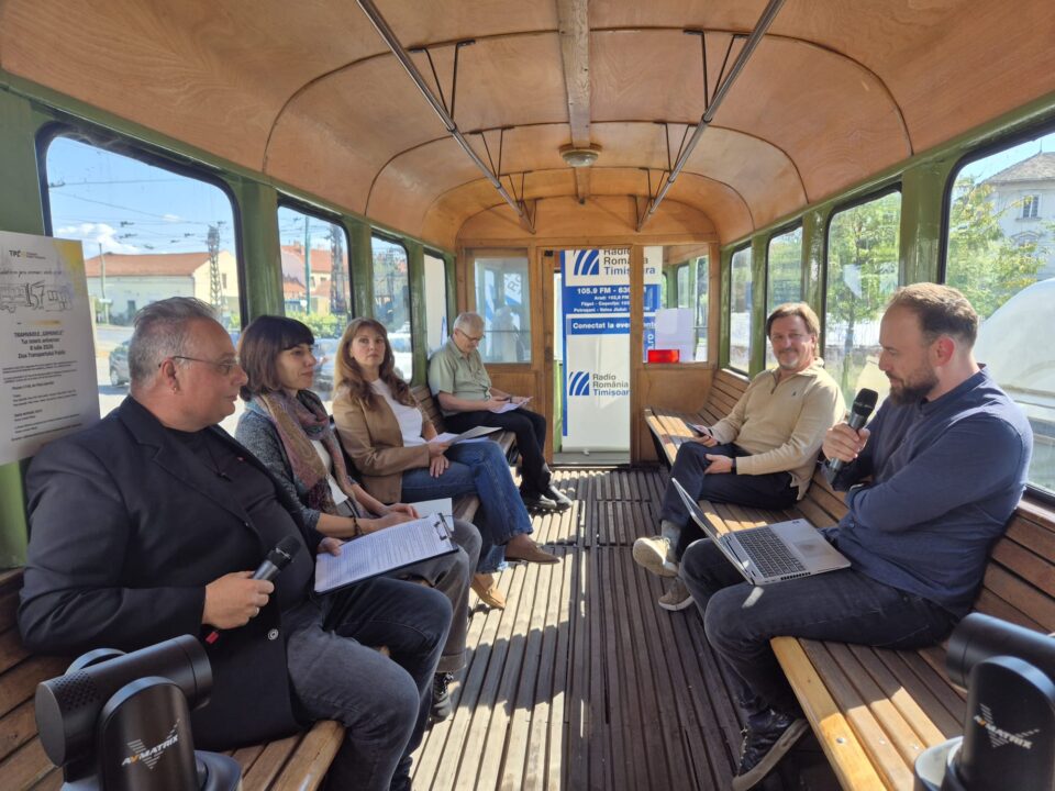 „Adevăruri în mișcare”, cu Radio Timișoara. Dialog de idei într-un tramvai de epocă transformat în studio de emisie