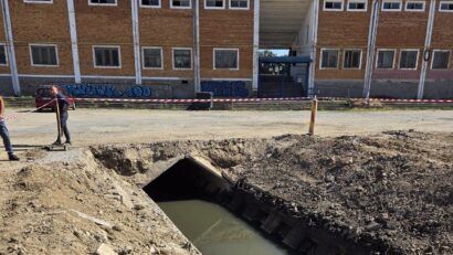 Lucrări pentru demolarea vechiului stadion Corvinul: canalul de canalizare va fi mutat