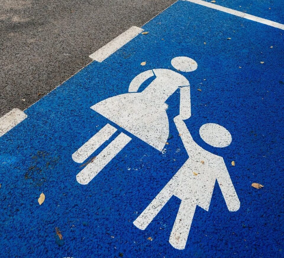 Zonă de tip „drop-off” pentru elevii Colegiului Bănățean din Timișoara