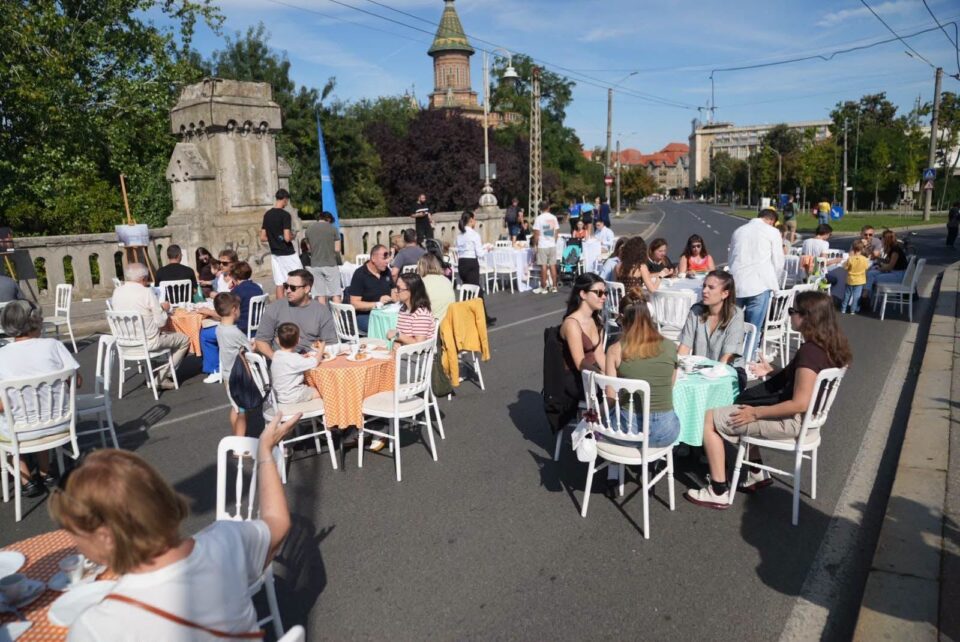 Centrul Timișoarei, fără mașini. Mic dejun pe pod, sport și muzică în oraș