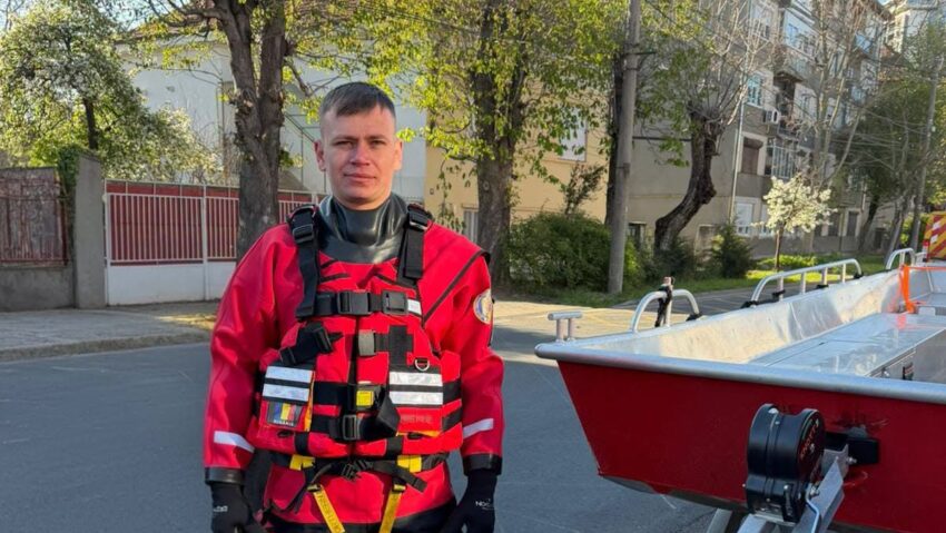 Femeie salvată dintr-o casă cuprinsă de flăcări de un pompier în concediu