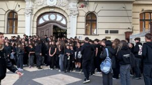 Protest în negru al elevilor din Timișoara față de uniforma școlară