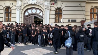 Protest în negru al elevilor din Timișoara față de uniforma școlară