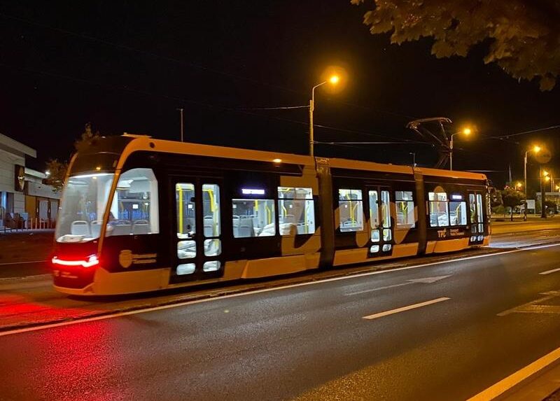 Primul tramvai scurt din noul lot de 10 garnituri, testat noaptea la Timișoara