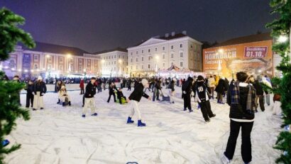 Târgul de Crăciun din Timișoara: brad de 20 de metri, patinoar-circuit și pian suspendat