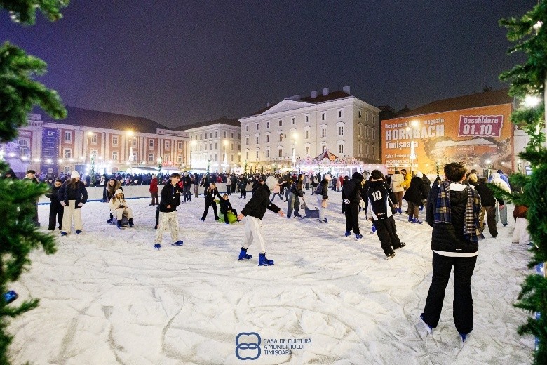 Târgul de Crăciun din Timișoara: brad de 20 de metri, patinoar-circuit și pian suspendat