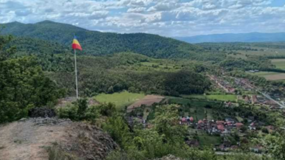 Cetatea Dezna, magnet pentru turiștii pasionați de aventură. Traseul via ferrata atrage mii de vizitatori