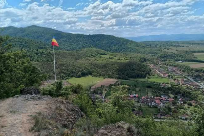 Cetatea Dezna, magnet pentru turiștii pasionați de aventură. Traseul via ferrata atrage mii de vizitatori