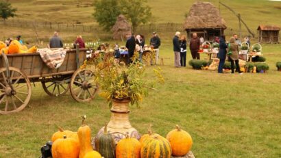 Târg de toamnă cu produse locale și ateliere, la Muzeul Satului Transilvănean din Turdaș