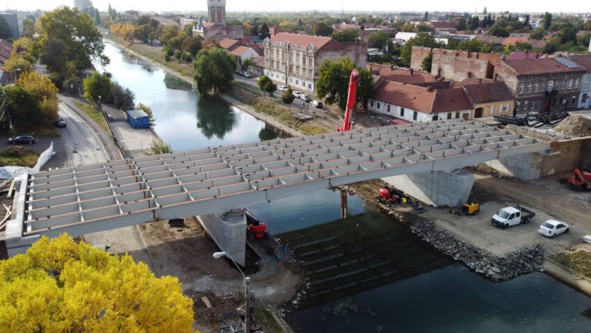 Podul Muncii, toate cele patru componente ale tablierului metalic au fost montate
