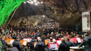 2.000 de spectatori la concertul inedit din Peștera Românești