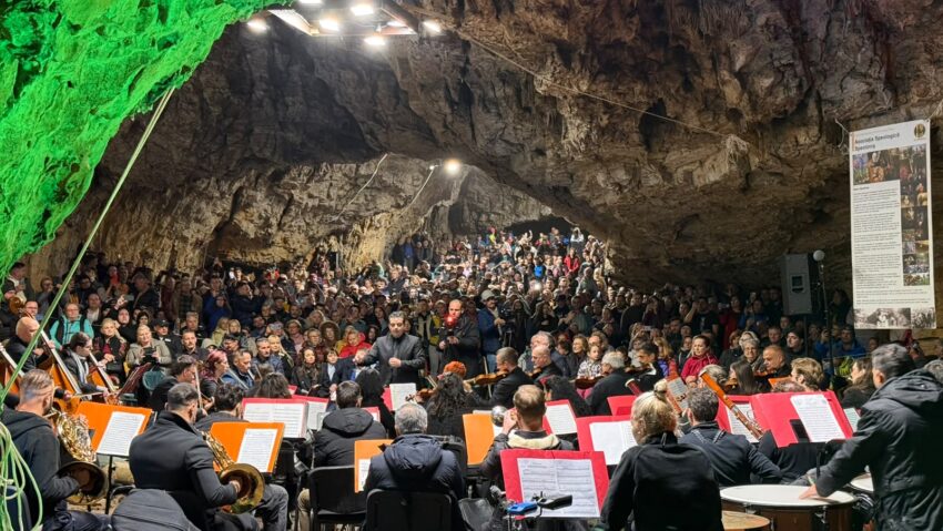 2.000 de spectatori la concertul inedit din Peștera Românești