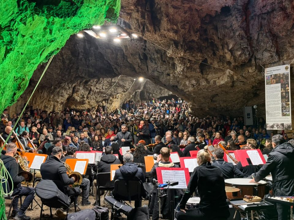 2.000 de spectatori la concertul inedit din Peștera Românești