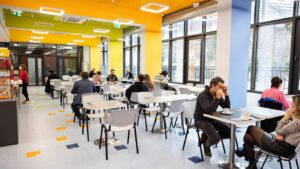Cantinele universităților din Timișoara oferă mese calde la prețuri accesibile