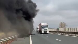 Incendiu la un autotren, pe autostrada A1, în zona Orțișoara
