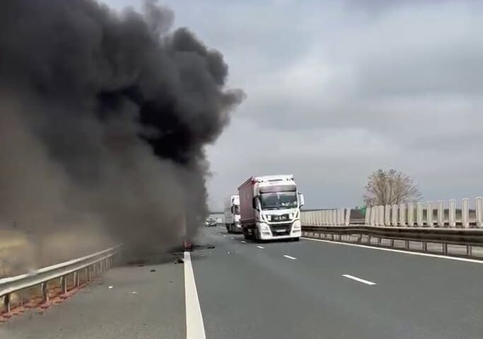 Incendiu la un autotren, pe autostrada A1, în zona Orțișoara
